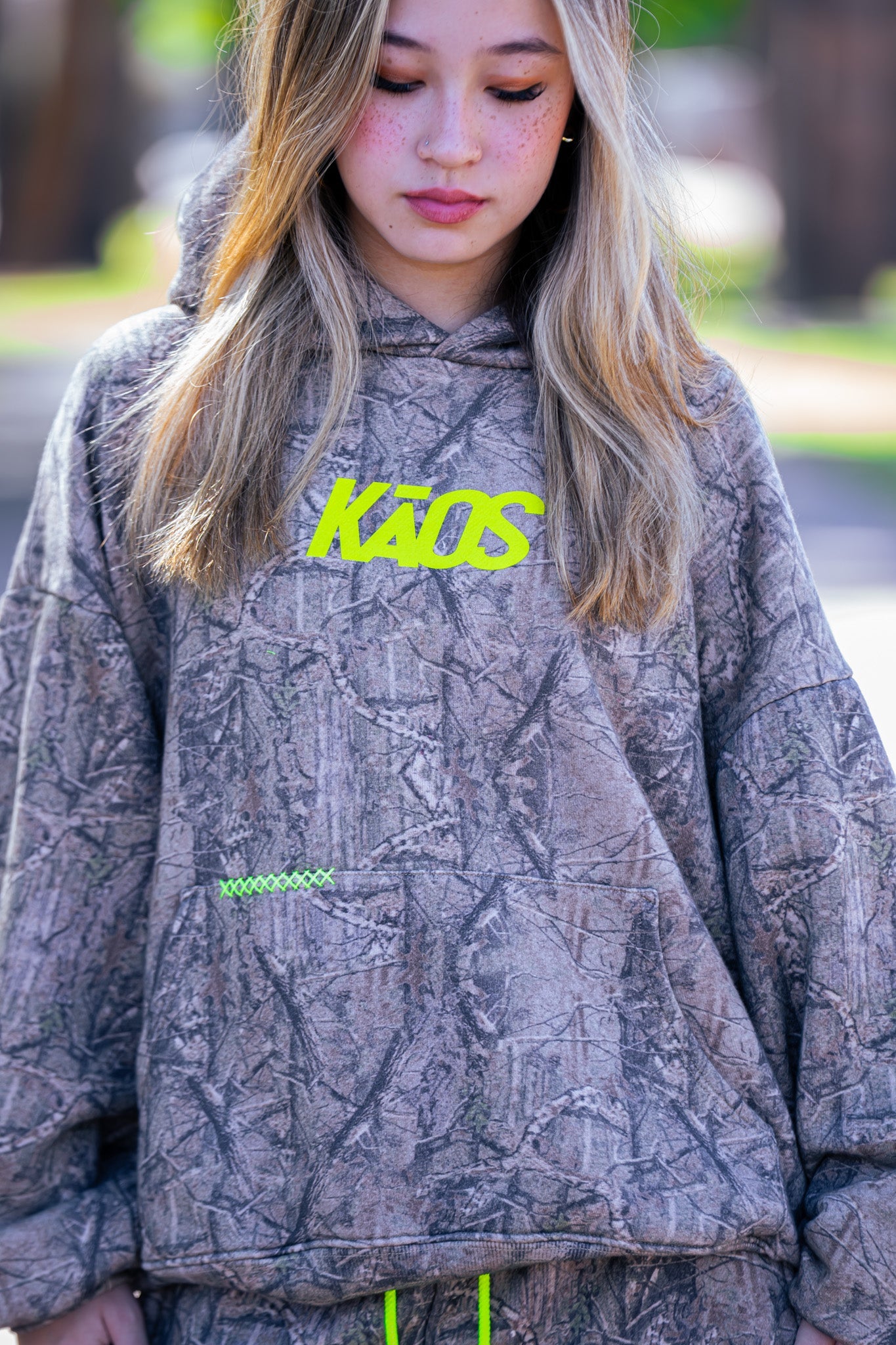 Sudadera con capucha de camuflaje cosida